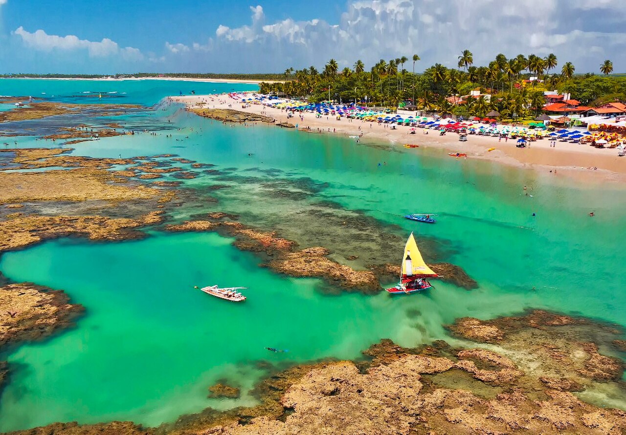 Piscinas naturais e jangadas em Porto de Galinhas, Pernambuco